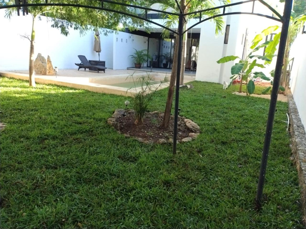 Casa de dos pisos en venta en privada residencial con vigilancia en Country Mayab, Mérida