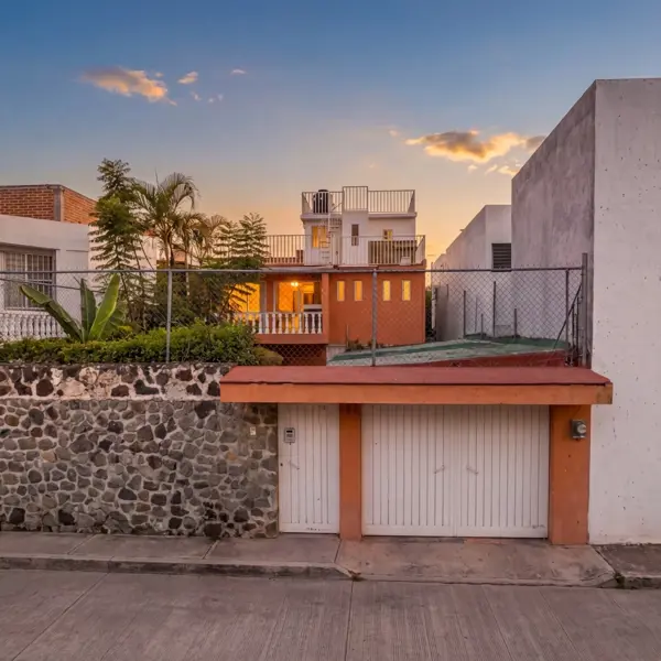 "Tu Oasis Privado en Cuernavaca: Amplia Casa con Jardín en Perímetro Vista Hermosa"