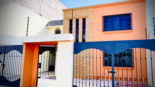Casa Hermosa en Venta | Recién Remodelada | Excelente Ubicación a Un Costado de Ceuni