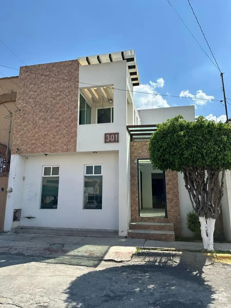 Casa en venta en Ana María Gallaga, Morelia — foto 1 de 30