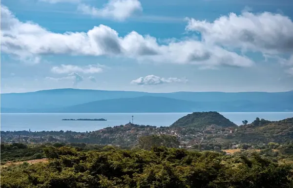 terreno con vista parcial al lago de Chapala en condominio residencial 660m