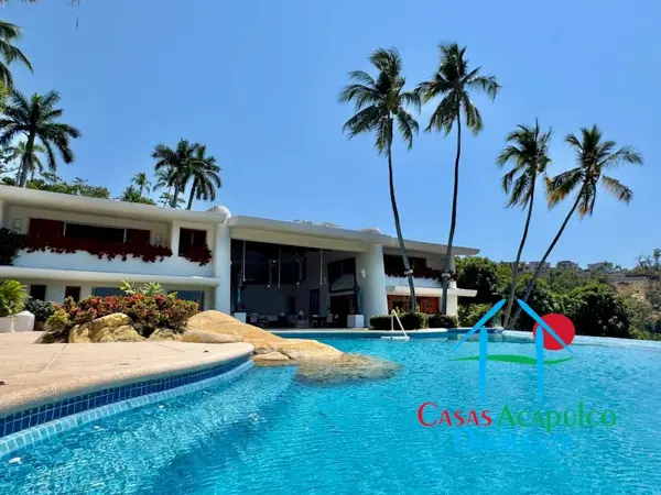 Casa en venta en Las Brisas con 6 recámaras y alberca tipo infinity con vista al mar