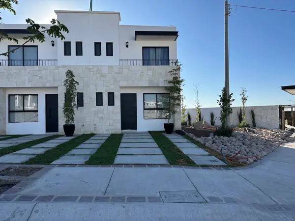 Casa en Venta en León, Guanajuato con Recámara en Planta Baja y Cocina Integral