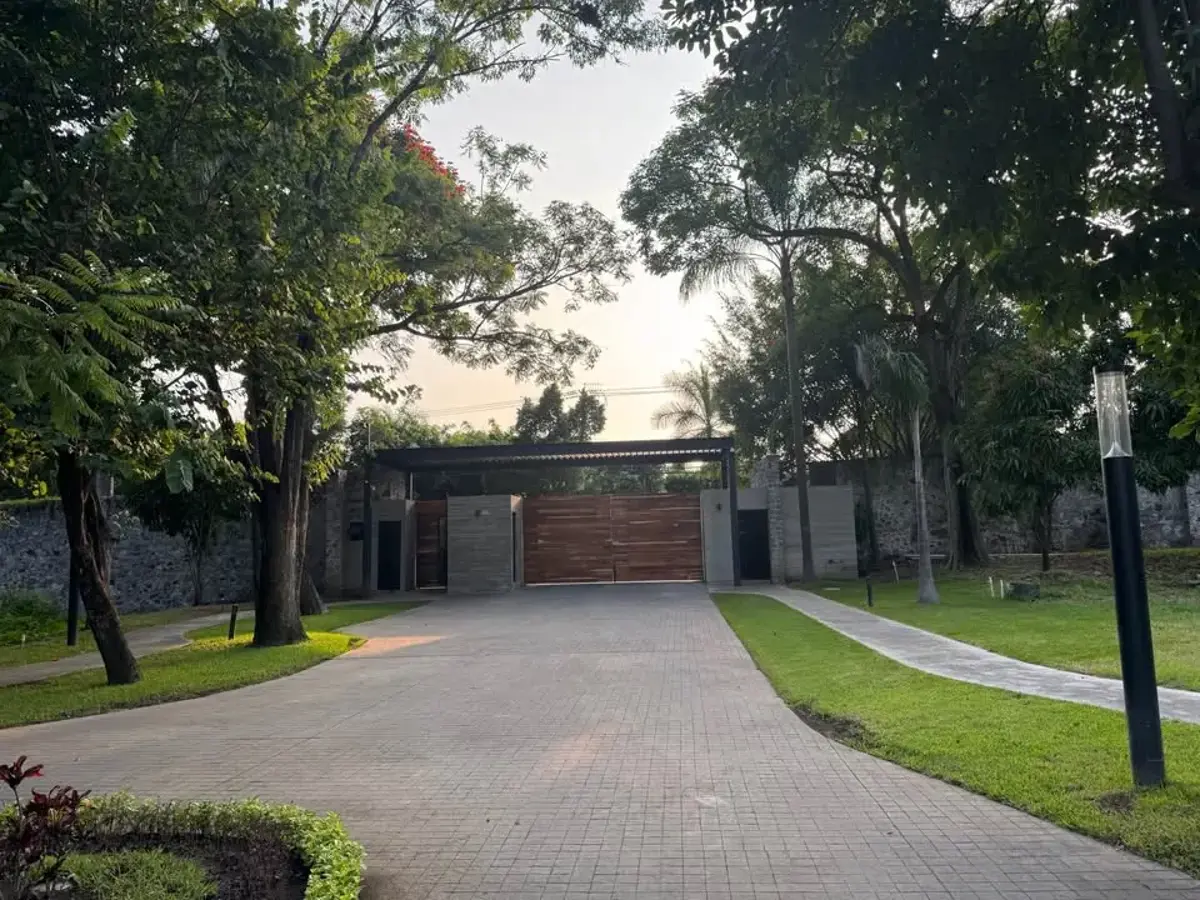 Terreno en venta en Bosques de Palmira, Cuernavaca — foto 1 de 15