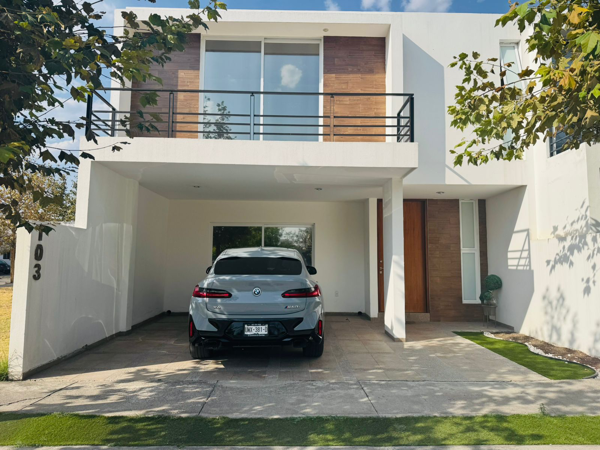 Casa en Venta en Sierra Nogal: Espaciosa Residencia de Dos Niveles en León