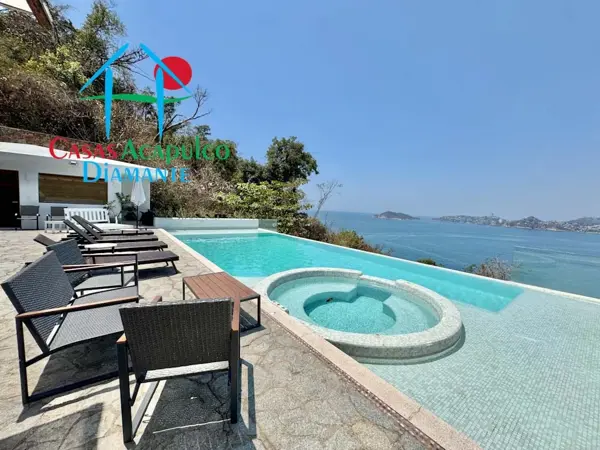 Casa en Las Brisas con alberca infinity, jacuzzi, pool bar y vista al mar
