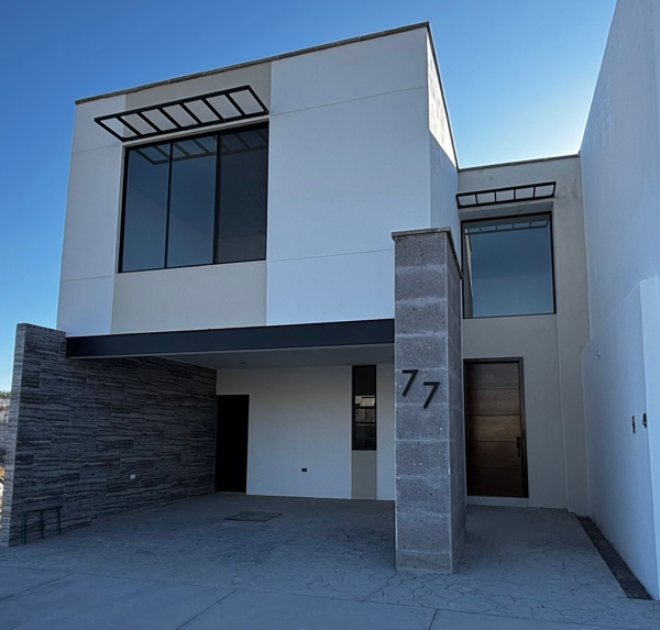 Casa en Venta en Los Portales, Torreón - Amplia Casa con Cochera y Jardín