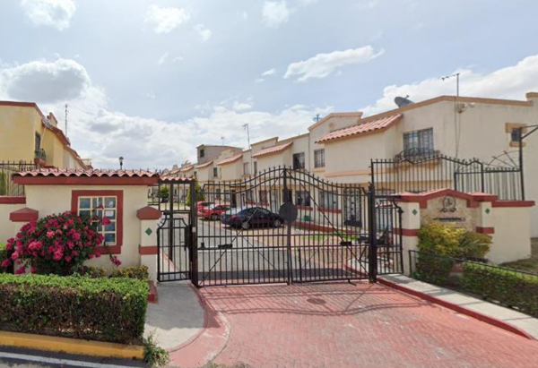 Casa en Venta en Villa Real, Tecámac, Edo. de México - 2 Recámaras y Jardín