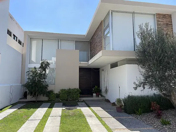 Casa en Venta en Lomas de Juriquilla - 3 Recámaras, Cada una con Baño, Terraza y Seguridad 24/7