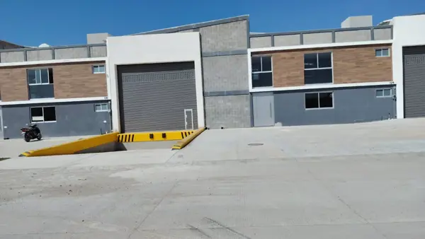 BODEGA INDUSTRIAL  CON ANDEN EN RENTA EN ARCO SUR
