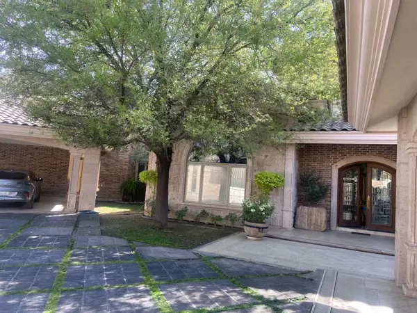 Casa en Venta en Torreón Jardín, Torreón: Espaciosa, con Jardín y Alberca