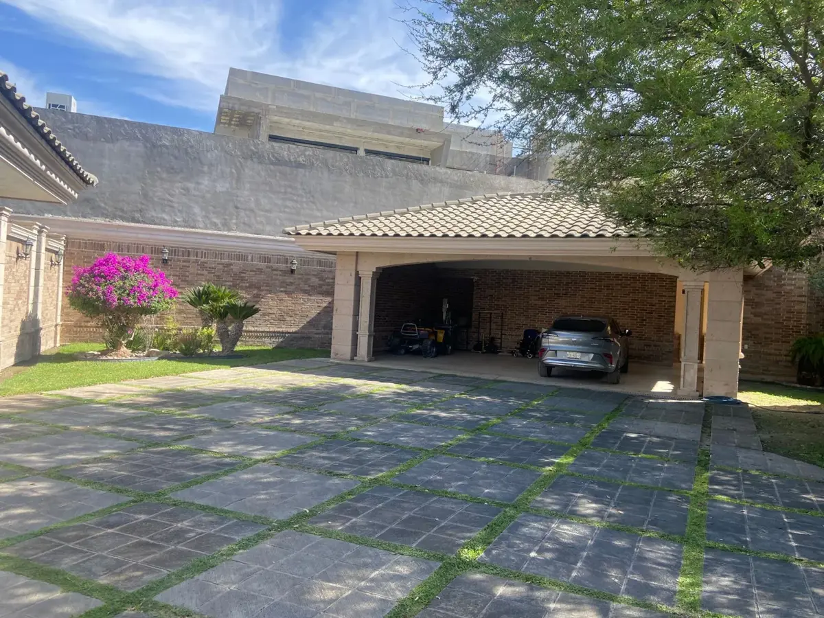 Vista 2 de Casa en Venta en Torreón Jardín, Torreón: Espaciosa, con Jardín y Alberca