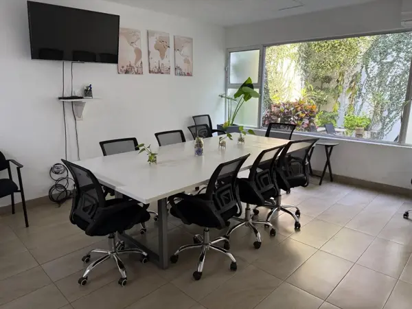 Sala de juntas equipada con capacidad para 8 usuarios, pantalla, A/A y servicio de cafe