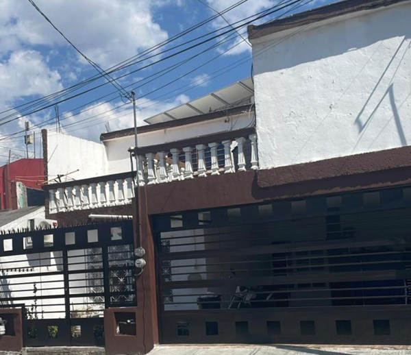 En Venta Casa Amplia con Excelente Ubicación , en Saltillo a 2 Minutos de Plaza Patio y Cimaco .