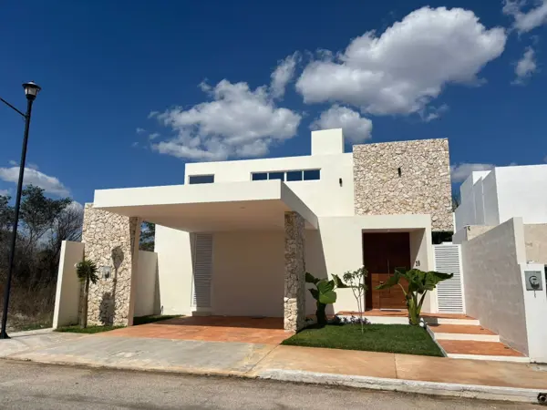 RESIDENCIA EN VENTA en privada + 14 paneles solares