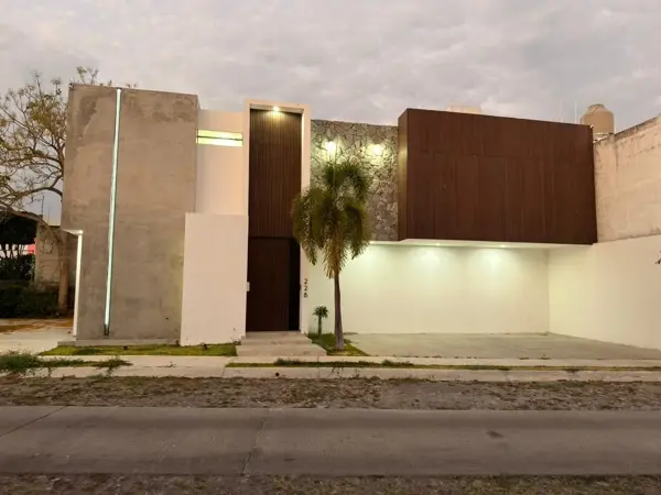 Se Vende Casa de 3 Recámaras, con Alberca; Ubicada en Calle Primavera del Nogal, Zona Norte de Colim