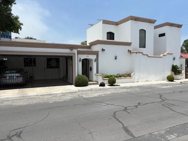 Casa en Venta de Prácticamente en una Planta en Fuentes del Valle. Cerca de Humberto Lobo y Morones