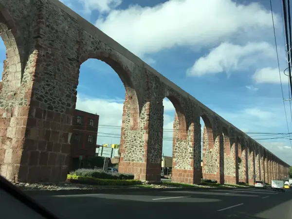 Casa en Venta a Una Cuadra de los Arcos y Bernardo Quintana Calesa