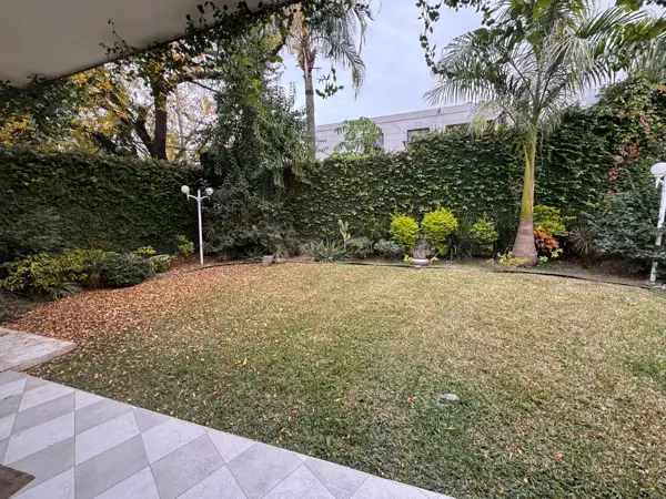 Casa en Venta en Esquina en Col Del Valle, San Pedro Garza García,  Terreno 617m2 y Construc 517 m2