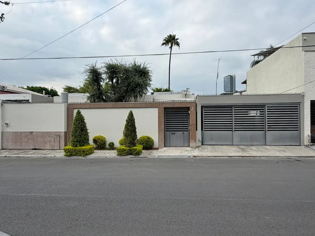 Casa en Venta en Fuentes del Valle, San Pedro Garza García - Amplia y Bien Ubicada Casa en Venta en Fuentes del Valle, San Pedro Garza García - Amplia y Bien Ubicada