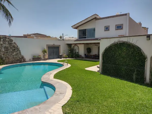Hermosa residencia con recámara en planta baja y alberca.