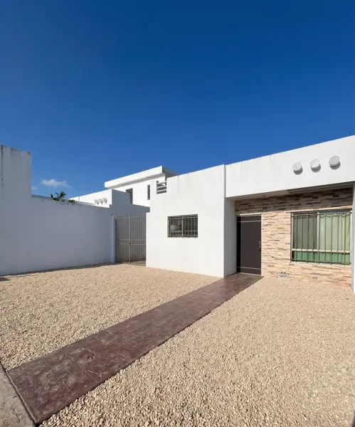 SE RENTA CASA DE UN NIVEL EN LAS AMERICAS + SEMIAMUEBLADA