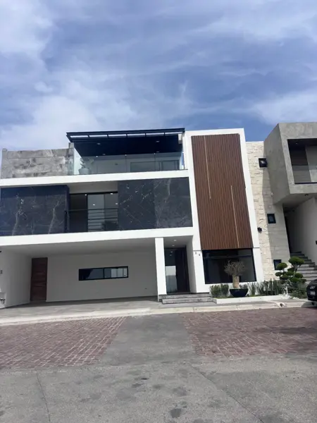 Casa en venta en Lomas de Angelópolis: Espaciosa con amenidades exclusivas