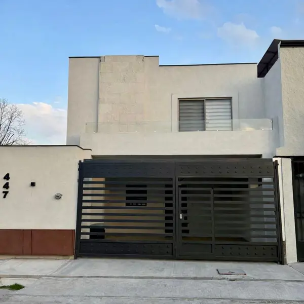 Casa en venta en Jardines Coloniales muy equipada con paneles solares solares