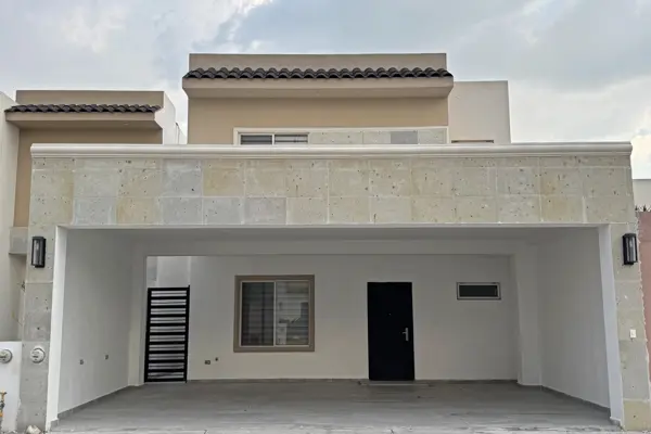 Amplia Casa en RENTA en Residencial Terralta
