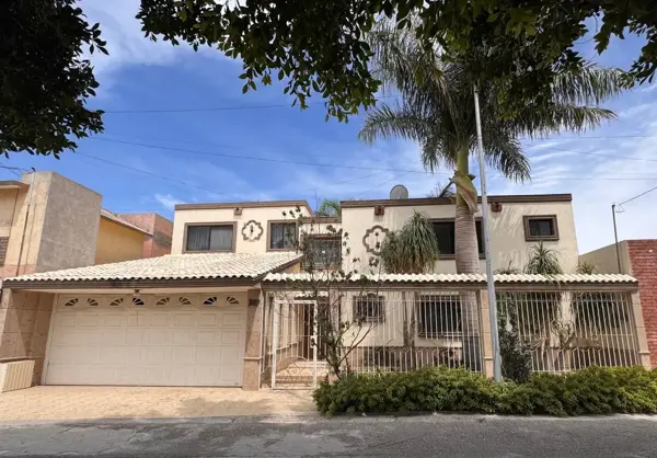 AMPLIA Residencia en EXCELENTES CONDICIONES