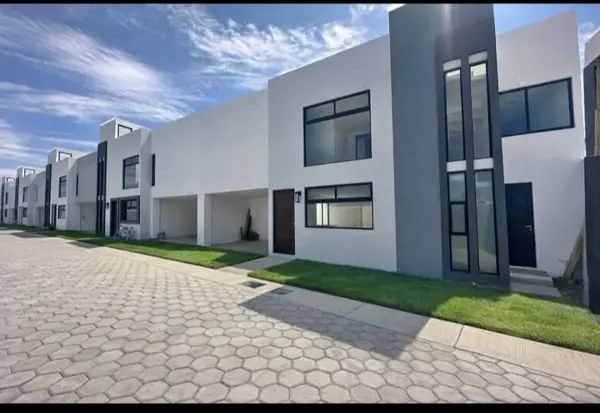 Casa en venta en Tlaxcalancingo, cerca de periférico y parque Loro — foto 1 de 15