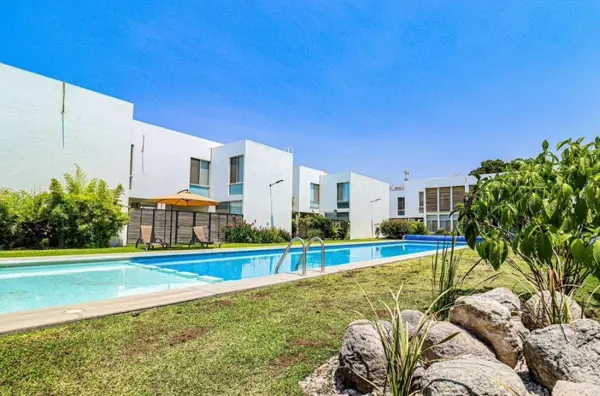 Casa con alberca y seguridad.