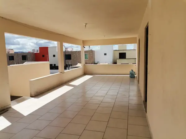 CUARTO AMUEBLADO CON SERVICIOS Y LUGAR DE ESTACIONAMIENTO  SOLO SON 2 Y TERRAZA