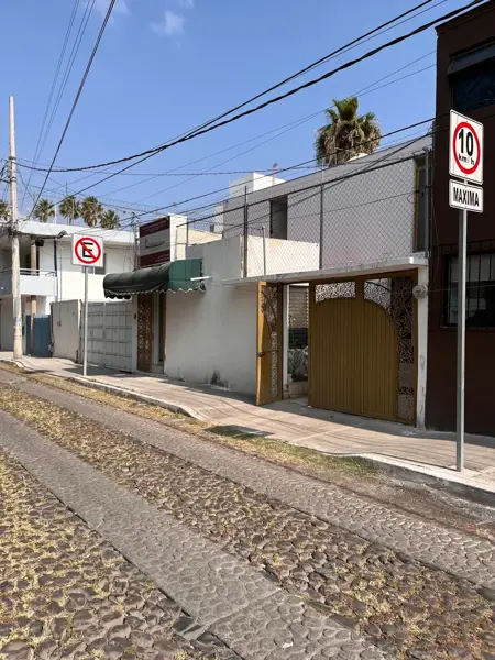 Venta de Casa $3,600,000 Colonia Cimatario, Frente a Jardin Principal, Centro Histórico, Querétaro.
