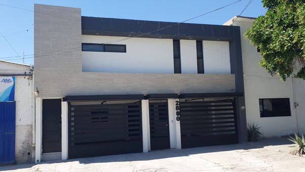 Casa con Recámaras en planta Baja y oficina en planta alta totalmente equipada
