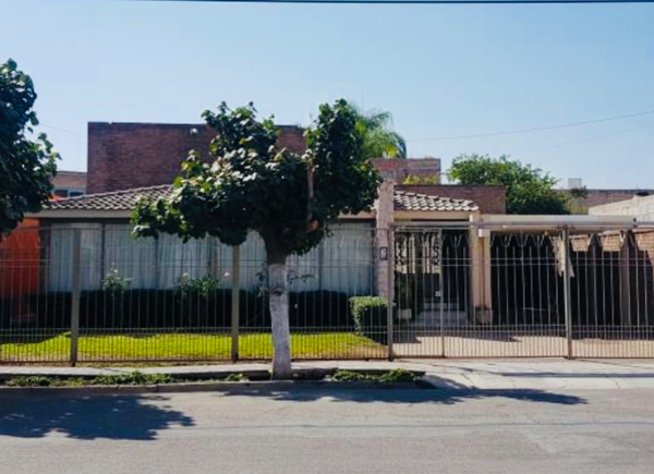 OPORTUNIDAD DE OBTENER TU FUTURA CASA DE UN PISO CON TERRENO GRANDE 525mts!!!??
PRECIO INIGUALABLE