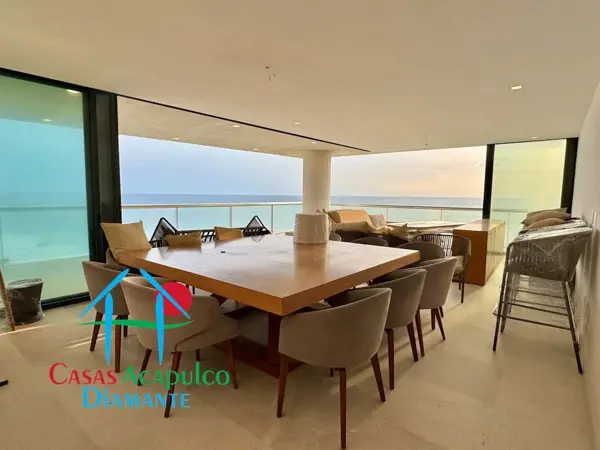 Departamento de lujo, con 4 recámaras y terraza con vista al mar