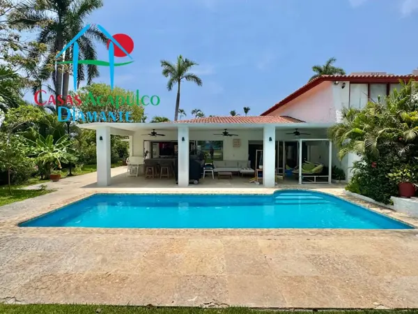 Casa con 4 recámaras, alberca privada, vista y salida al campo de golf