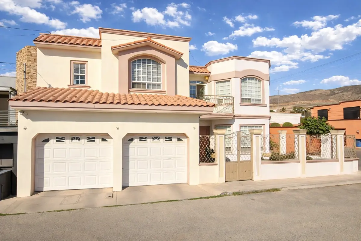 Casa en venta en Valle Dorado, Ensenada — foto 1 de 12