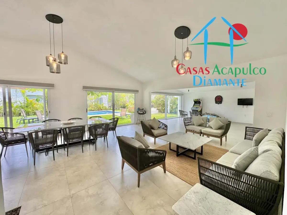 Casa con 5 recámaras, terraza con alberca privada y jardín Casa con 5 recámaras, terraza con alberca privada y jardín