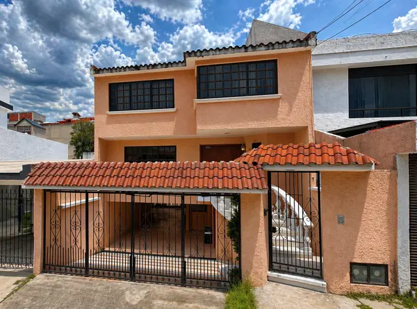 VENTA DE CASA EN JARDINES DE SATELITE NAULCAPAN DE JUAREZ EDOMEX