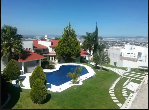 Casa en venta con alberca y jardin Loma dorada Querétaro