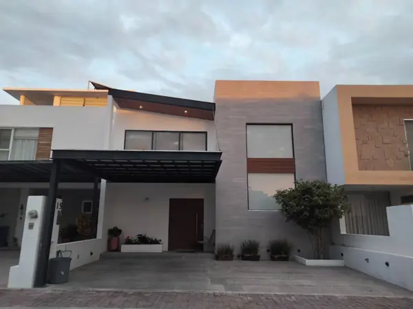 Casa en venta en privada con recámara en PB en Juriquilla Condesa Querétaro — foto 1 de 19