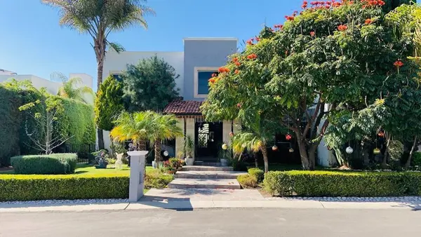 Casa en Venta con Alberca en el Campanario Queretaro