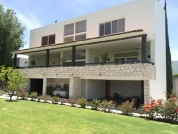 CASA  EN VENTA EL CAMPANARIO QUERETARO RCV200605-AE