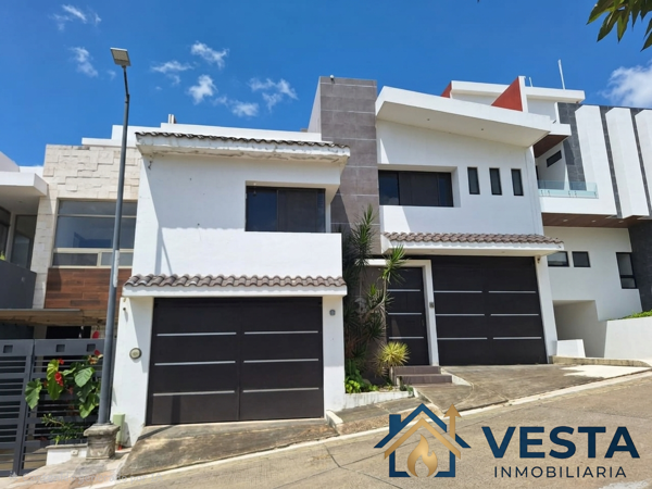 HERMOSA CASA EN VENTA EN FRACC. LAS CUMBRES