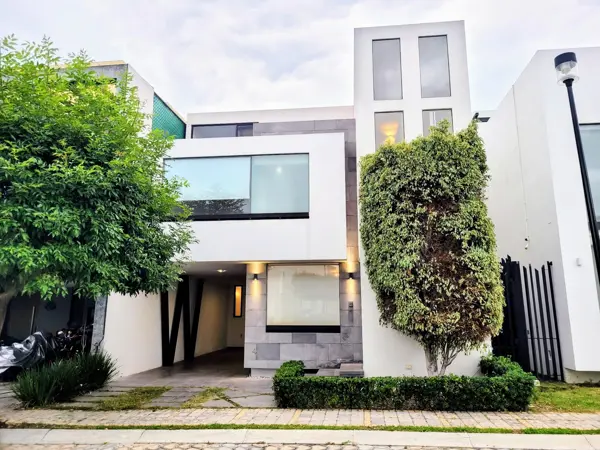 Casa en REnta en Lomas de Angelopolis, Parque Zacatecas.