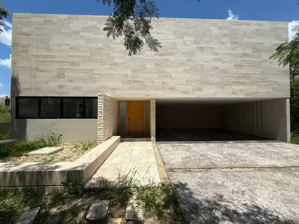 Casa AMWA: El Equilibrio Perfecto entre Arquitectura Orgánica y Privacidad en el Corazón del Country
