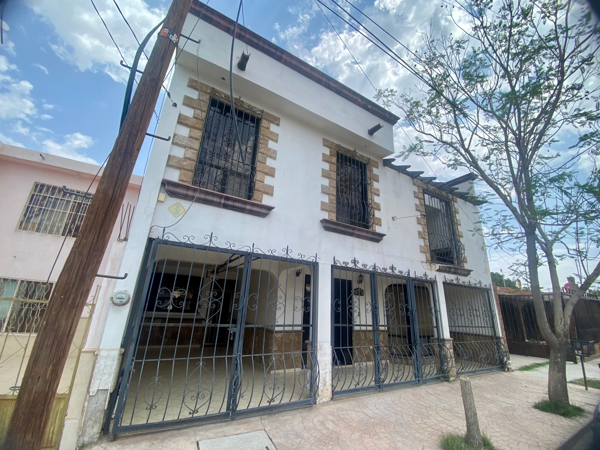 --Casa en venta con recámaras en planta baja en Col. Filadelfia