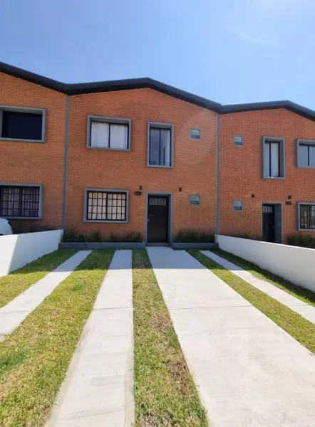 Casa en venta de 3 recámaras con fachada moderna